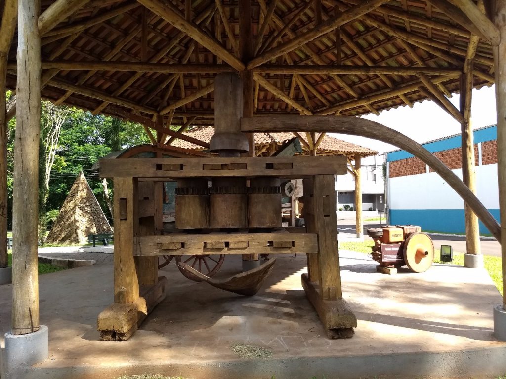 Antiga Máquina usada para prensar a cana de açúcar 