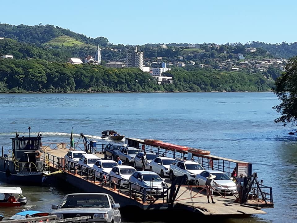 Carros sobre a barca de Itapiranga que realiza a travessia para o Rio Grande do Sul 